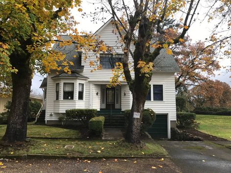 Bella Swan House, Twilight House, Charlie Swan, Twilight Scenes, House Location, Forks Washington, Life Size Cutouts, Swan House, Famous Houses