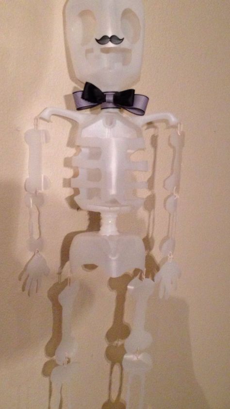 Mr. Bottle Bones... This was my daughter's milk jug Halloween project at school. Milk Jug Halloween, Milk Jug Projects, Halloween Milk Jugs, Milk Jugs, October Halloween, Kids Projects, Halloween Deco, Milk Bottle, Halloween Projects