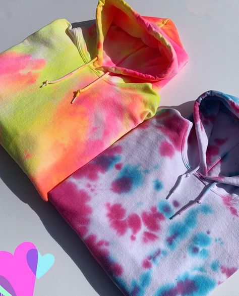 Cool Scrunchies, Tye Dye Hoodie, Shirt Outfit Summer, Cute Sweats, Tie Dye Fashion, Trendy Swimsuits, Bleach Tie Dye, Stylish Hoodies, Tie Dye Diy