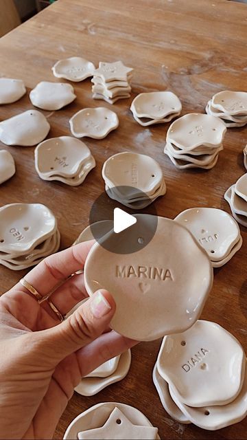 Wedding Clay Ideas, Ceramic Wedding Favors, Ceramica Fria Ideas, Ideas Regalos Navidad, Wedding Pottery, Ceramics Pottery Bowls, Ceramics Projects, Modeling Clay, Pottery Bowls