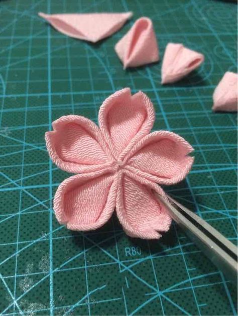 Folded Flowers, Art A Level, Embroidery Fashion Detail, Woven Art, Kanzashi Flowers, Fabric Flowers Diy, Weaving Art, Embroidery Fashion, Dragon Art