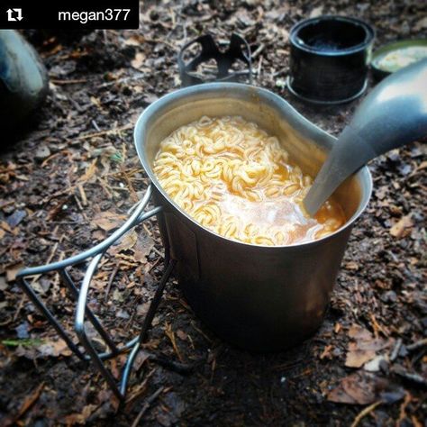 Military Food In The Camp, Nature Survival, Military Food, Zombie Food, Army Usa, Mark Smith, Food Doodles, Outdoor Barbecue, Spicy Noodles