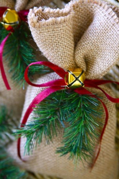 Hi Everybody! I have another super simple and easy giftwrap idea to share with you today! I made these burlap treat bags last fall, and this is a Christmas version! The burlap bags themselves are so e Easiest Burlap, Burlap Gift Bags, Burlap Bags, Burlap Crafts, Burlap Christmas, Creative Gift Wrapping, Diy Gift Wrapping, Bag Diy, Wrapping Ideas