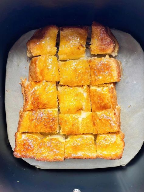 Reheat Bread In Air Fryer, Bread Airfryer, Garlic Bread Baguette, Bread In Air Fryer, Bruschetta Bread, Crazy Bread, Fried Cornbread, Bread Baguette, Pretzel Bread