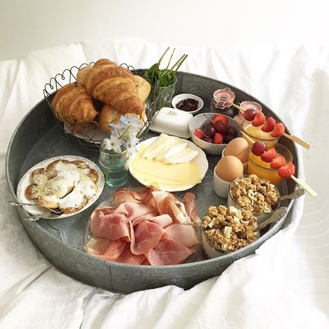 Fancy Hotel Breakfast, Airbnb Breakfast Ideas, Mother's Day Brunch Menu, Valentines Breakfast, Fancy Breakfast, Hotel Breakfast, Party Food Platters, Breakfast Tray, Valentines Day Food