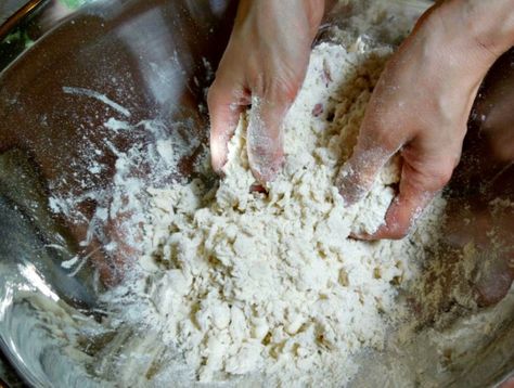 How to Make Pie Crust - Work Dough Chapati Snap, Jalapeno Dipping Sauce, Make Pie Crust, Cream Pie Filling, How To Make Pie, Flaky Pie Crust, Meat Pie, Chapati, Snap Food