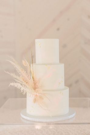 Wedding Cake With Pampas, Pampas Wedding Cake, Boho Chic Wedding Cake, Pampas Wedding, Buffet Dessert, Boho Wedding Cake, Board Batten, Wedding Treats, Flower Company