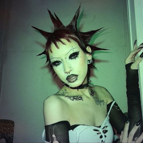 Goth Character Art, Punk Photoshoot, Chicas Punk Rock, Gothic Era, Rock Makeup, Punk 90s, 90s Punk, Punk Makeup, Alt Makeup