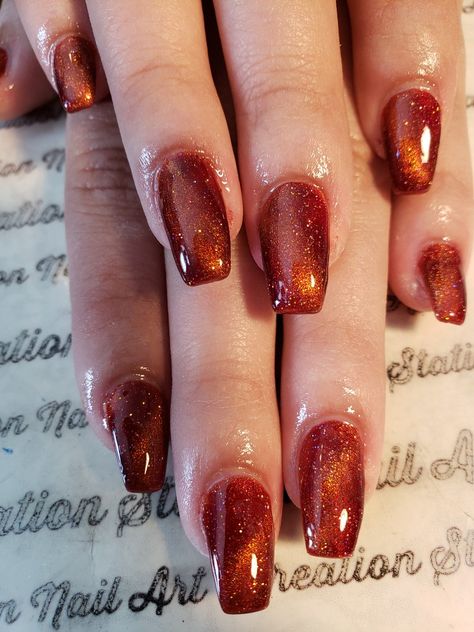 Cat eye nails Rust Cat Eye Nails, Red And Gold Cat Eye Nails, Dark Orange Cat Eye Nails, Cat Eye Nails Autumn, Copper Cat Eye Nails, Amber Cat Eye Nails, Fall Cat Eye Nails 2024, Fall Cateye Nails, Orange Cat Eye Nails