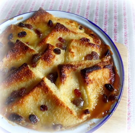 bread and butter pudding with lemon curd and raisins Bread Pudding Recipe Old Fashion With Raisins, Lemon Curd Bread, British Bread Pudding Recipe, Raisin Bread Bread Pudding, Bread Pudding With Whisky Sauce, Lemon Bread Pudding, English Bread And Butter Pudding Recipe, Puding Roti, Easy Puddings