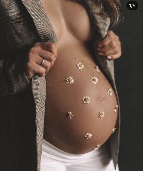 Baby Bump Photoshoot, Baby Bump Pictures, Cute Pregnancy Pictures, Maternity Photography Poses Couple, Belly Photos, Maternity Photography Poses Pregnancy Pics, Baby Announcement Pictures, Couple Pregnancy Photoshoot, Maternity Photoshoot Outfits