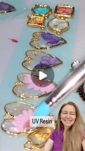 Uv Resin Crafts For Beginners, Resin Uv Jewelry, Uv Resin Earrings Diy, Uv Resin Jewelry Tutorials, Uv Resin Jewelry Ideas, Epoxy Jewelry Diy Ideas, Uv Resin Jewelry Diy, Uv Resin Ideas, Resin Earrings Ideas