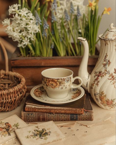 Cozy Spring Aesthetic, Cottagecore Candles, Cottagecore Tea, Cottagecore Autumn, Antique Aesthetic, Cottage Aesthetic, Autumn Tea, Candles Photography, Victorian Cottage