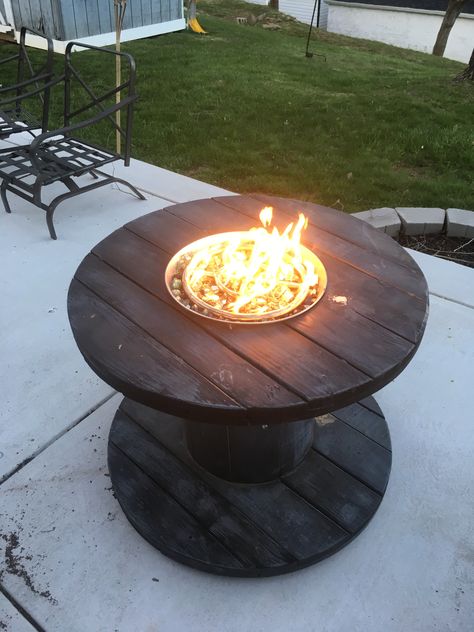 Wire spool fire pit Wire Spool Tables, Cable Spool Furniture, Wooden Spool Tables, Cable Spool Tables, Wooden Cable Spools, Wooden Spool Projects, Diy Fire Pit Ideas, Spool Furniture, Spool Tables