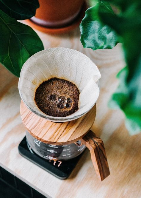 Chemex Coffee, Filter Coffee Machine, Uses For Coffee Grounds, Coffee Pictures, Filter Coffee, Coffee Photography, Coffee Tasting, Pour Over Coffee, Free Coffee