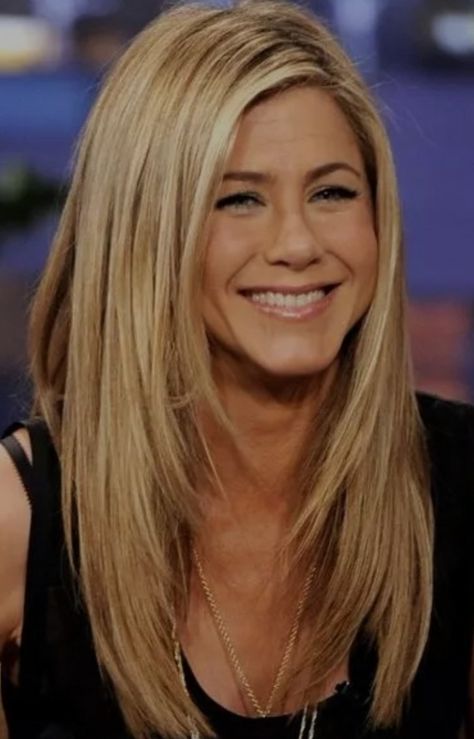 Jenifer Aniston Layers, Jennifer Aniston Hair Long, Jeniffer Aniston Hair Layers, Face Layers Long Hair, Jennifer Aniston Highlights, Jennifer Aniston Bangs, Jennifer Aniston Hairstyles, Hair With Long Bangs, Hairstyle And Color