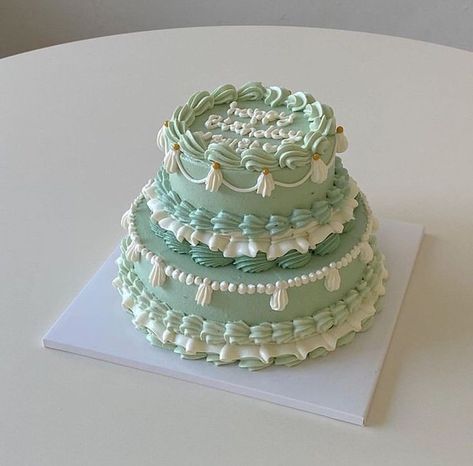 Bolo Vintage, Vintage Birthday Cakes, Pastel Cakes, Vintage Cakes, Simple Cake Designs, Mini Cakes Birthday, Pretty Dessert, Cute Baking, Simple Birthday Cake