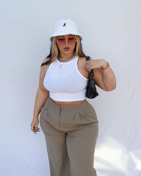 Holly Marston en Instagram: “Ahhhh Holly in neutrals ?!!! With a possible chance of actually blending in!!!?? Why do I genuinely feel more comfortable wearing bright…” Salon Outfits, Curvy Style Outfits, Baddie Poses, Plus Size Cargo, Outfits Curvy, Midsize Outfits, Plus Size Cargo Pants, Shoes Outfit Fashion, Effortlessly Chic Outfits