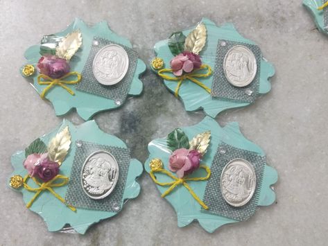 Coin Platter Decoration, Gold Coin Packing Ideas For Wedding, Note Packing Ideas For Wedding, Coin Decoration Ideas For Wedding, Silver Coin Packing Ideas For Wedding, Coin Packing Ideas, Coin Crafts, Diy Gifts Cheap, Trousseau Packing