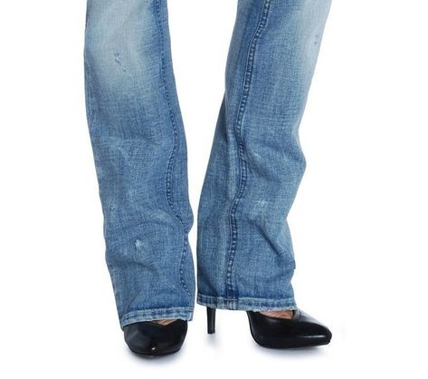 Shortening bootcut jeans with an "invisible seam". Shortening Jeans, Shorten Jeans, Paint Jeans, Cut Jean Shorts, Hemming Jeans, How To Make Jeans, Jeans Refashion, Bootleg Pants, Bootleg Jeans