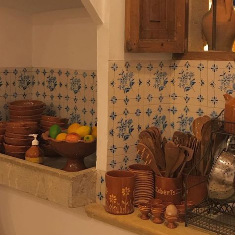 European Countryside House Interior, Mexican Vibes Aesthetic, Sneep Snorp, Cottagecore Home, House Vibes, Minecraft Inspiration, Mexican Home Decor, Mexican Home, Aesthetic Kitchen