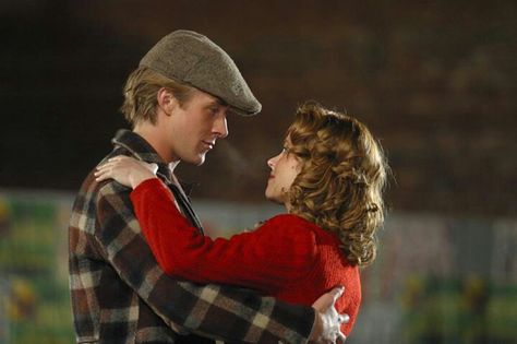 Movie Stills: The Notebook Ryan Gosling And Rachel Mcadams, Gena Rowlands, Romantic Dance, Bon Film, Kissing In The Rain, Like This Song, Nicholas Sparks, James Mcavoy, Rachel Mcadams