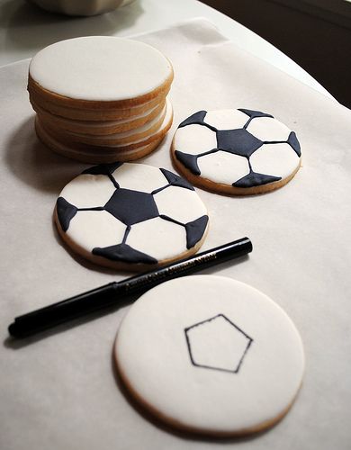 Soccer ball cookie tutorial Soccer Treats, Soccer Cookies, Soccer Snacks, Cookie Birthday, Cookies Cupcake, Soccer Cake, Soccer Birthday Parties, Sport Cakes, Cookie Tutorials