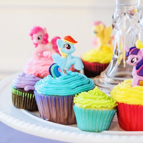 ❥ My Little Pony | Cupcakes #PinkiePie #Fluttershy #RainbowDash #TwilightSparkle Cupcake Cake Ideas, Cupcakes Theme, Pony Cupcakes, Mlp Birthday, My Little Pony Birthday Cake, Colored Cupcakes, Cupcake Receptek, My Little Pony Cupcakes, Mlp Party