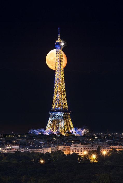 Full moon in Paris. Paris Bastille, Torre Eiffel Paris, Paris Tour, Paris Tour Eiffel, Paris Tours, Foto Tips, I Love Paris, Paris Love, Paris Photo