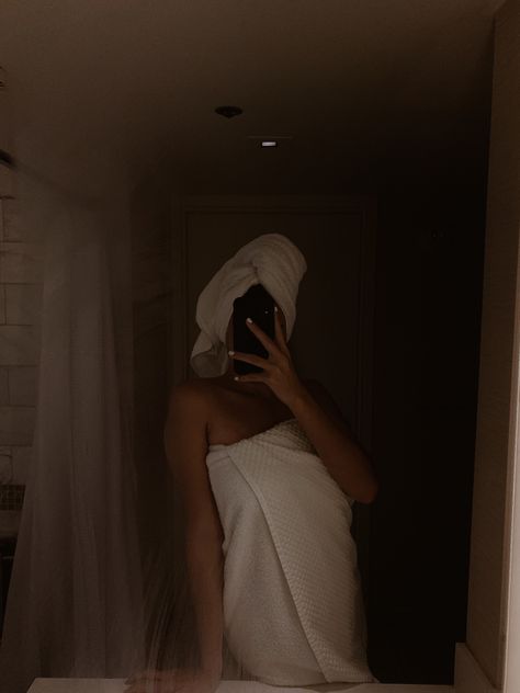 Woman in Mirror Hotel Mirror Selfie Aesthetic, Towel Mirror Selfie, Getting Ready Aesthetic Mirror, Hotel Selfies, Shower Poses, Aesthetic Mirror Pics, Instagram Theme Ideas, Fotos Hot, Romantic Bath