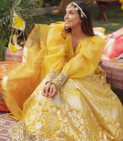 Instagram Pages To Follow, Bridal Haldi Look, Haldi Ceremony Outfit For Sister, Crop Top Outfits Indian, Haldi Dress For Bride, Haldi Dress Ideas, Haldi Outfit For Bride, Haldi Decoration, Ceremony Outfit