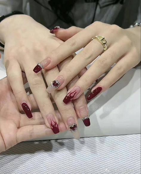 Black And Red Douyin Nails, Burgundy Douyin Nails, Xiaohongshu Nails Red, Wine Red Nails Designs Art, Wine And White Nails, Maroon Nails Design Ideas, Nail Art Red Wine, Red Nails Rose, Red Korean Nails