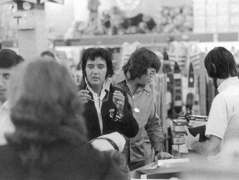 Elvis, Kerr’s Sporting Goods Store in Beverly Hills sometime in 1974 Memphis Mafia, Elvis Presley Priscilla, Elvis Collectors, Elvis Presley Family, Elvis Presley Photos, Priscilla Presley, Lisa Marie Presley, Rock N’roll, Graceland