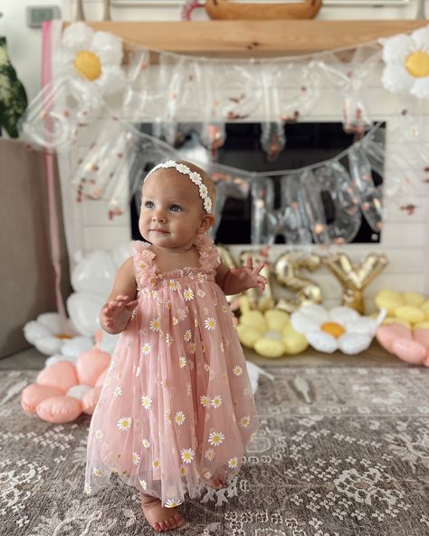 some snapshots from Daisy’s 1st birthday party 🥹🌼 naturally, it was Daisy themed! our little sunshine girl, we had so much fun celebrating her!! if you want any of the decor/outfits that I used, comment ONE below and I can send it to you! 💛 First birthday | first birthday girl | one year old | little miss onederdul | daisy theme Boho Baby Birthday Party Girl, 1st Birthday Girl Daisy Theme, 1 Year Baby Girl Birthday Decoration, 1 Year Birthday Party Ideas Girl, One Year Old Girl Birthday Theme, Daisy Party Theme 1st Birthdays, Sunshine Theme Birthday Party, Onederful Birthday Party Girl, One Year Old Birthday Party Girl