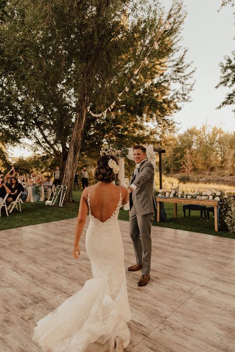 Open Air Dance Floor Wedding, Rustic Dance Floor Wedding, Wedding Dance Floor Rental, Dj Set Up Wedding Outdoor, Wedding Outside Dance Floor, Country Wedding Dance Floor, Outdoor Wedding Reception Dance Floor, Outside Wedding Dance Floor Ideas, Homemade Dance Floor Wedding