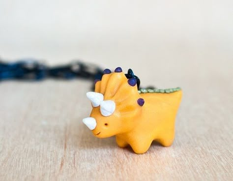 Clay Dinosaur, Crea Fimo, Tiny Dinosaur, Dinosaur Necklace, Polymer Clay Sculptures, Tanah Liat, Keramik Design, Polymer Clay Animals, Cute Polymer Clay