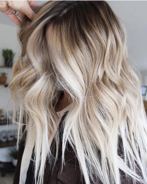 Ash Blonde With Dark Roots, Root Melt Blonde, Hair Melt, Vanilla Blonde, Root Melt, Blonde With Dark Roots, Cute Hair Colors, Pretty Hair Color, Medium Length Hair