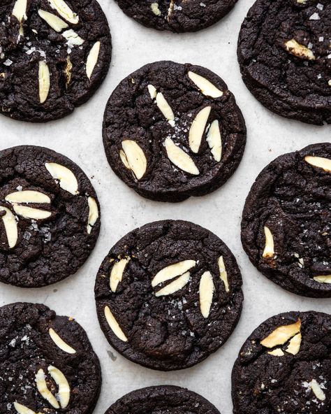 Inside Out Chocolate Chip Cookies — The Boy Who Bakes The Boy Who Bakes, Triple Chocolate Chip Cookies, White Cookies, Black Cocoa, Ramadan 2023, White Chocolate Recipes, Chocolate Slice, Oreo Flavors, Dark Chocolate Cookies