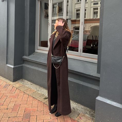 Coat Winter Outfit, Long Brown Coat, Brown Floors, Maxi Coat, Coat Winter, Oversized Coat, Winter Outfit, Winter Coat, Floor Length