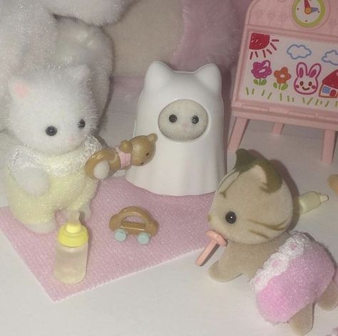 #CalicoCritter #Calico #SylvanianFamlies #Sylvanian #Cute #CuteCore #PastelCore #babycore #Cats #Calicos #hellokitty Aesthetic Calico Critters, Calico Critters Aesthetic, Critters 3, Calico Critters Families, Calico Critter, Sylvanian Family, Calico Critters, Sonny Angel, Little Critter