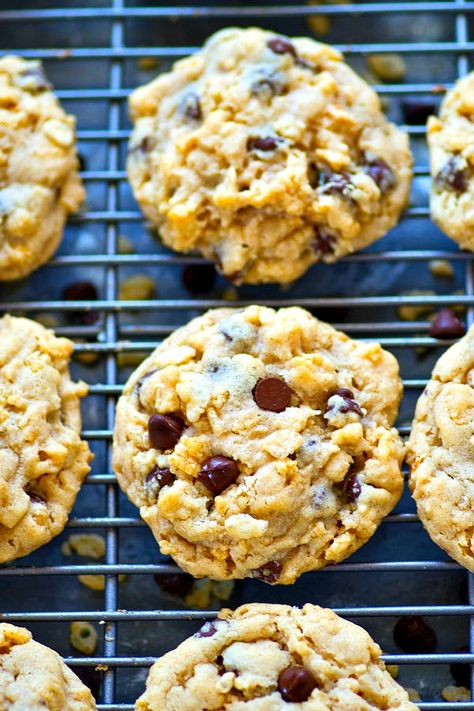 Creamy peanut butter, gooey chocolate, and crunchy rice krispy cereal are an INCREDIBLE trio in these crisp, chewy chocolate chip cookies! You won't believe the amazing texture. Crunchy Rice, Chocolate Rice Krispies, Peanut Butter Rice Krispies, Basic Cookies, Peanut Butter Chocolate Chip Cookies, Rice Krispy, Butter Rice, Peanut Butter Balls, Chewy Chocolate Chip