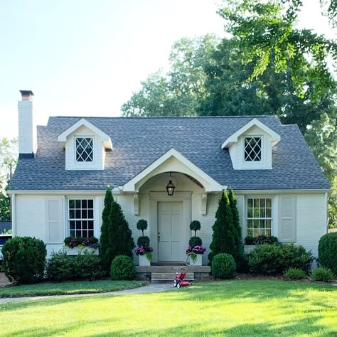 Curb Appeal in Belle Meade Highlands ✔️ | Instagram Small Ranch House Exterior, Cottage Build, Cute Small Houses, Simple Cottage, Backyard Fireplace, Cottages And Bungalows, Cape Cod House, House Siding, Backyard Pool Designs