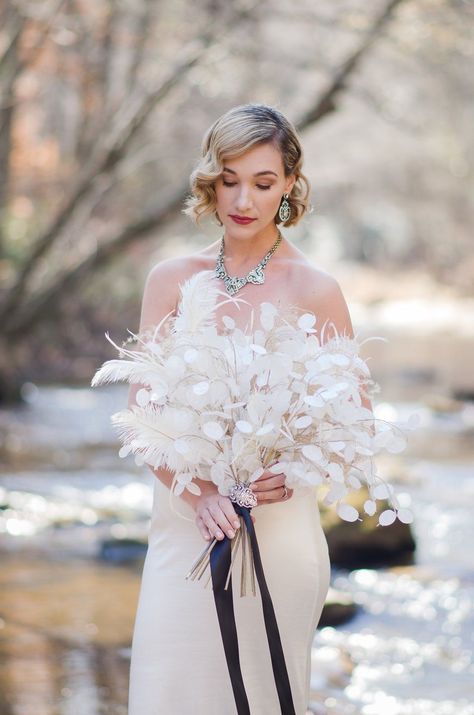 Art Deco Bride, Wedding Flower Trends, Feather Bouquet, Ornamental Grass, Feather Wedding, Pampas Gras, Gatsby Wedding, Winter Wedding Inspiration, Wedding Flower Inspiration