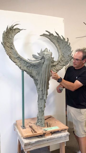 Modern Statue Sculpture, Angel Wing Sculpture, Ceramic Statue Sculpture, Sculpture Art Beginner, Angel Sculpture Statues, Clay Art Projects Sculpture, Cool Sculptures, Armature Sculpture, Angel Clay