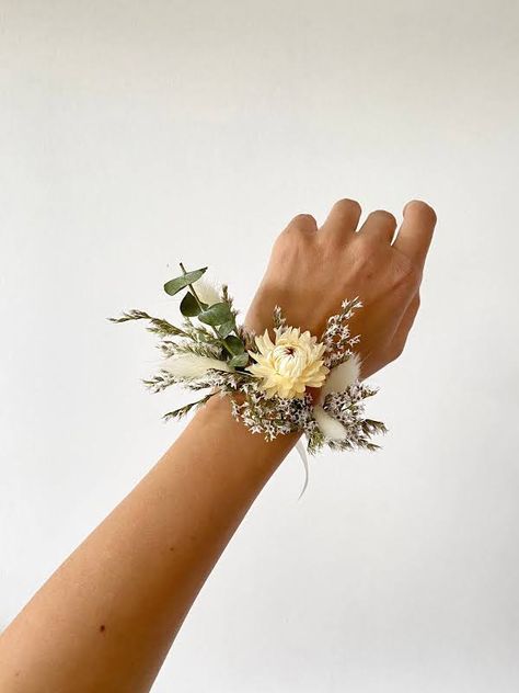 https://encrypted-tbn0.gstatic.com/images?q=tbn:ANd9GcQ7dJysA4VJTHUmg4KEu_yt4NVg2J9WkT2AiK9Gnc70fj4SB4U&usqp=CAc Dried Flower Wrist Corsage Wedding, Formal Corsage Wristlets, Small Corsage Wrist, Wild Flower Corsage Wrist, Wildflower Corsage Prom, Modern Wrist Corsage Prom, Unique Corsages For Prom, Homemade Corsage Wrist, Fake Flower Corsage