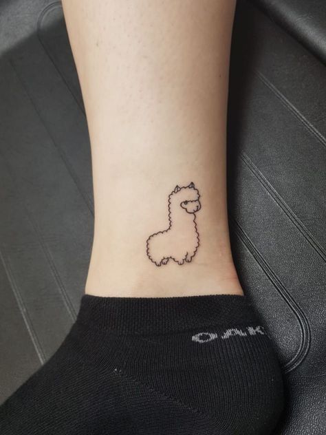 Linework Tattoo Style Alpaca Tattoo Cute, Outline Small Tattoo, Small Alpaca Tattoo, Alpaca Tattoo Ideas, Minimalist Tattoo Animal, Cool Tats Small Tattoos, Delicate Tattoo Minimalist, Minimalist Leg Tattoo, Small Tattoo Outlines