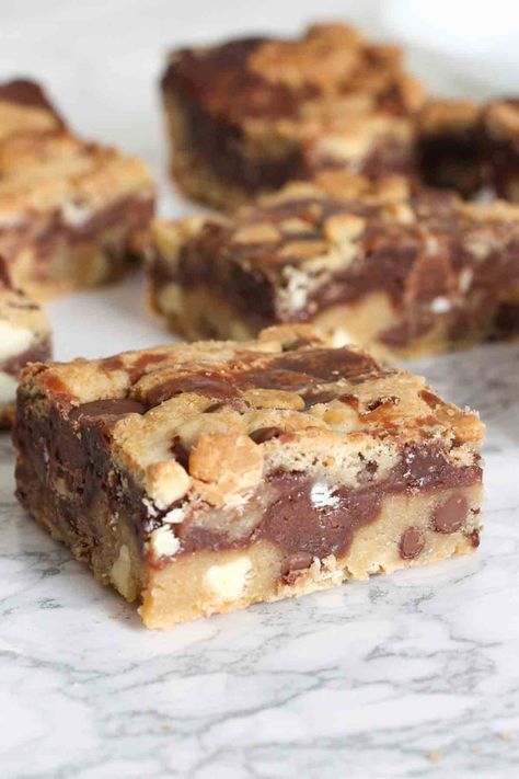 Moose Tracks Cookie Bars - EatCookBake | Quick And Easy Dessert Recipes Moose Tracks Cookies, Moose Track Cookie Bars, Moose Tracks Cookie Bars, Moose Recipes Desserts, Moose Cookies, Moose Recipes, Homemade Chocolate Fudge, Mini Peanut Butter Cups, Moose Tracks