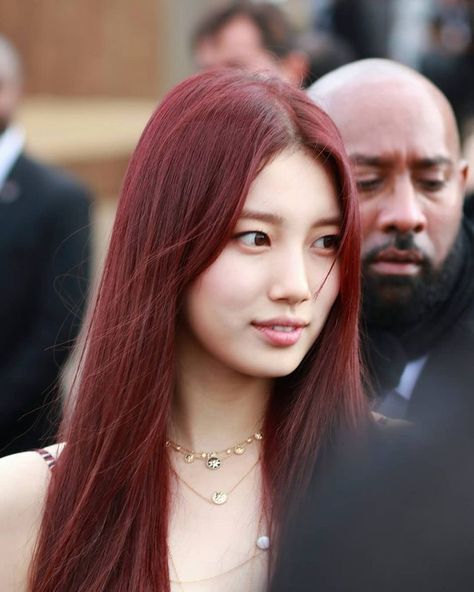 bae suzy Suzy Red Hair, Red Hair Korean, Red Hair Kpop, Red Hair Color Ideas, Suzy Bae, Wine Red Hair, Korean Hair Color, Red Hair Inspo, Wine Hair