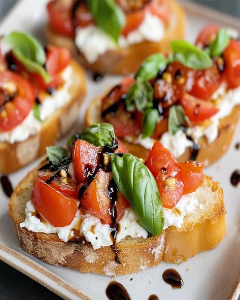 Gourmet Bruschetta with Creamy Goat Cheese and Balsamic Drizzle - optimal recipes Goat Cheese And Blackberry, Cranberry Goat Cheese Recipes, Goat Cheese Dishes, Cream Cheese Bruschetta, Sourdough Bruschetta, Roasted Goat Cheese, Snack Bar Party, Creamy Bruschetta, Bruschetta With Goat Cheese