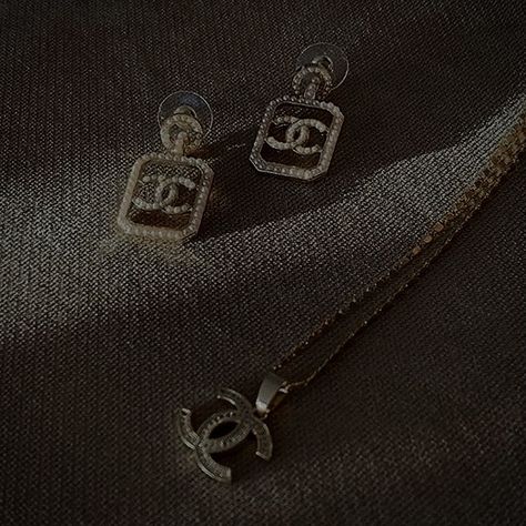 Chanel Aesthetic Jewelry, Cute Necklaces Chanel, Chanel Earing Aesthetic, Chanel Dainty Necklace, Chanel Cc Necklace Gold, Chanel Necklace, Silver Diamond Necklace, Watches Jewelry, Gold Design